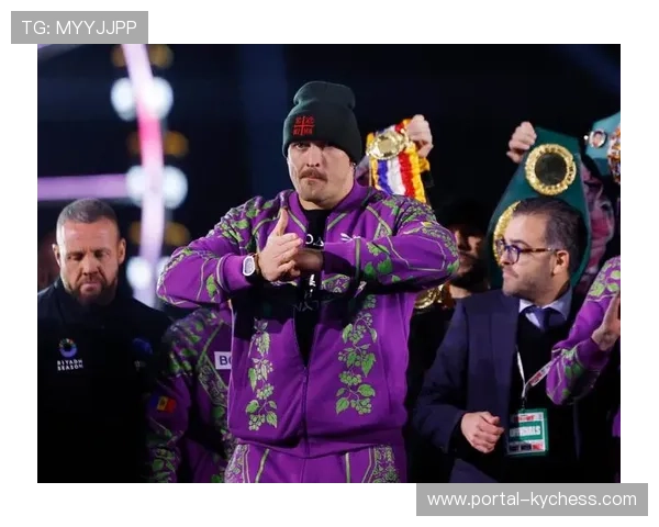 世界拳王统一战称重仪式结束,双方体重均达标